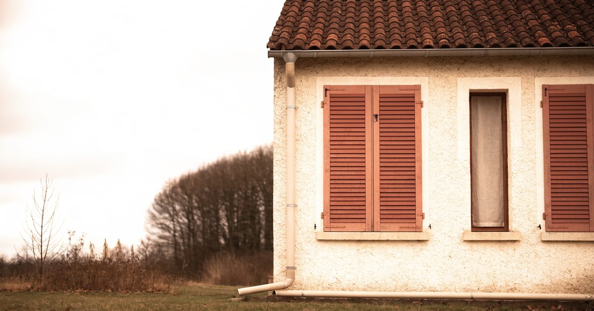 Éloigner l’eau de toiture du pied du mur.